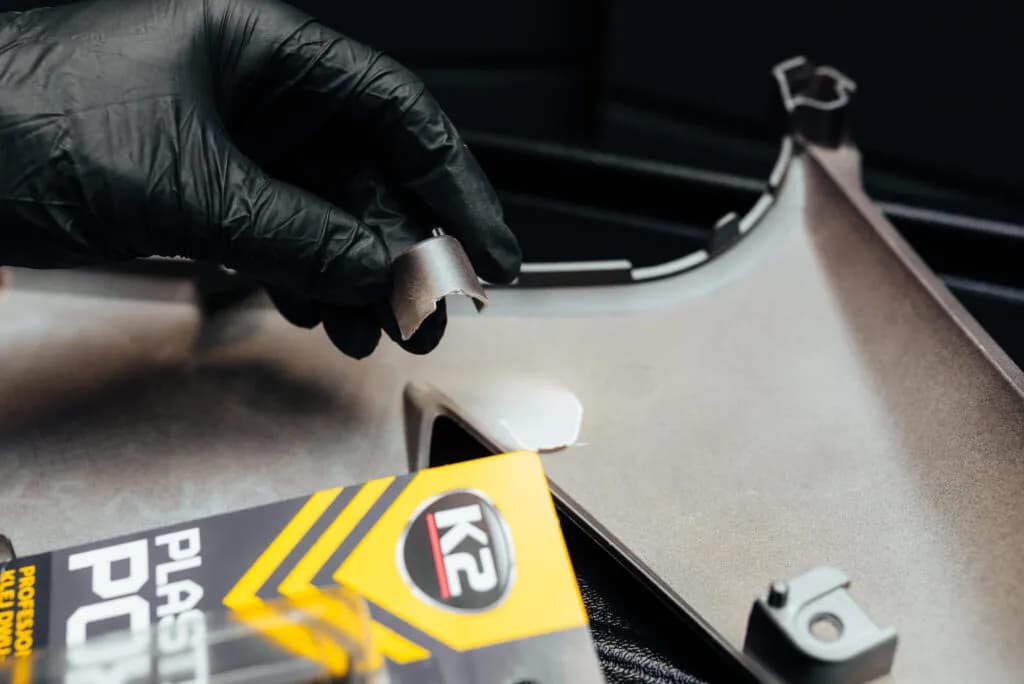 Jakim klejem skleić zderzak samochodowy, aby uniknąć kosztownych napraw