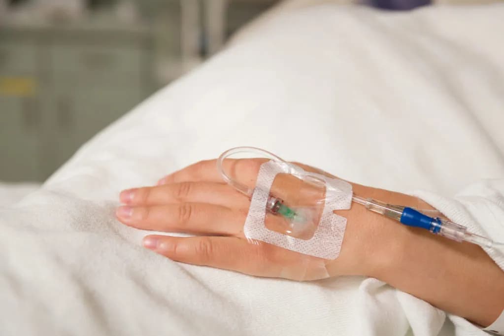 Bezpieczne podłączenie kroplówki krok po kroku. Uniknij groźnych błędów