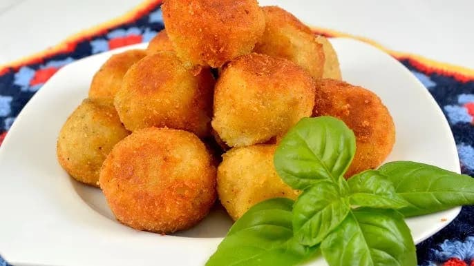 Co zrobić ze starych ziemniaków? Pyszne przepisy, które uratują jedzenie